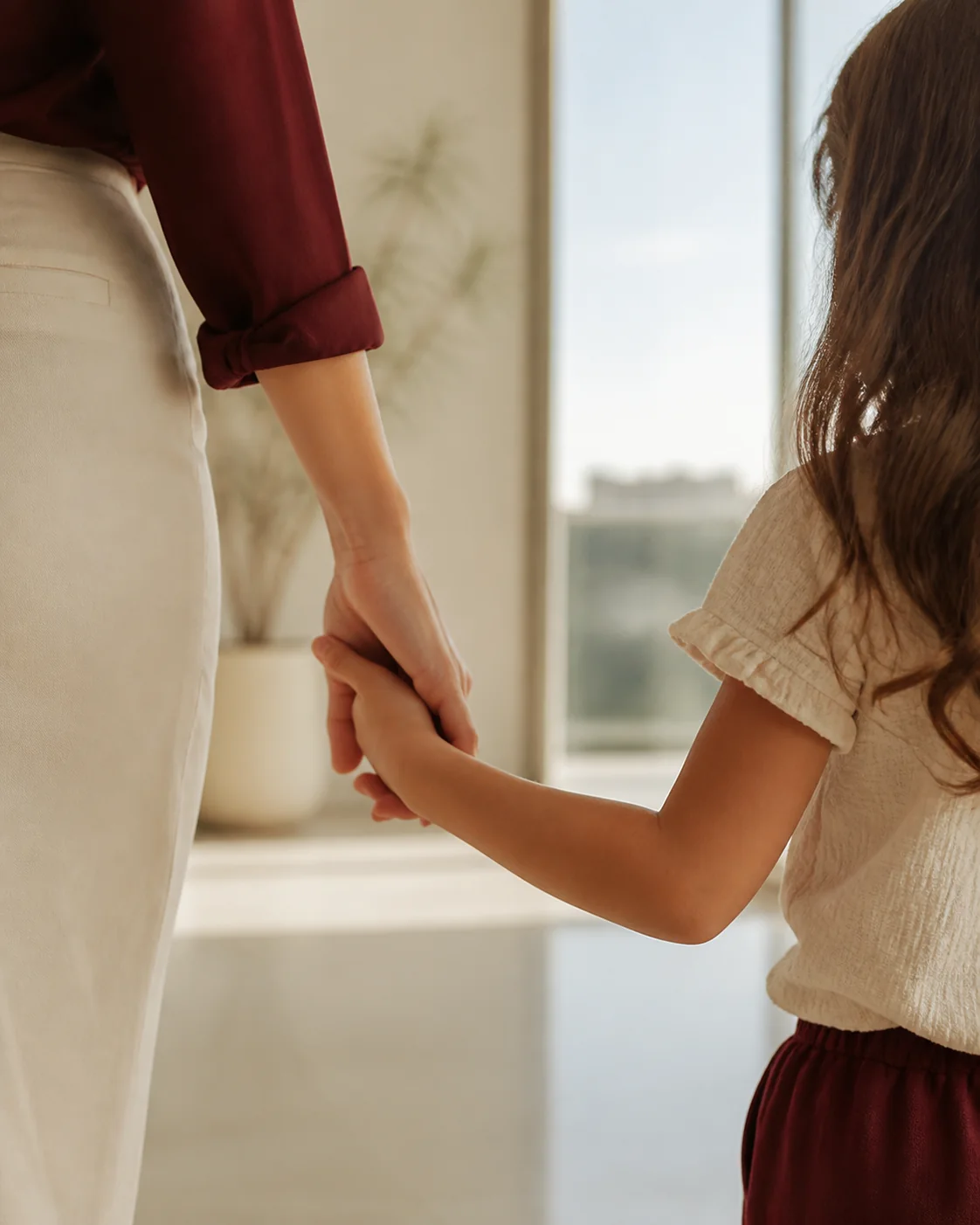Mãe e filha de mãos dadas, representando cuidado familiar